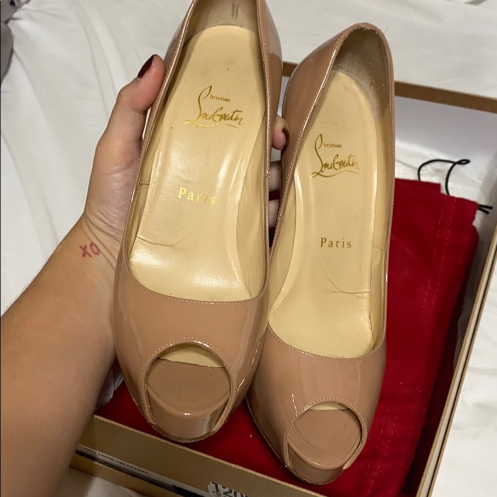 Beige patent leather Christian Louboutin pumps